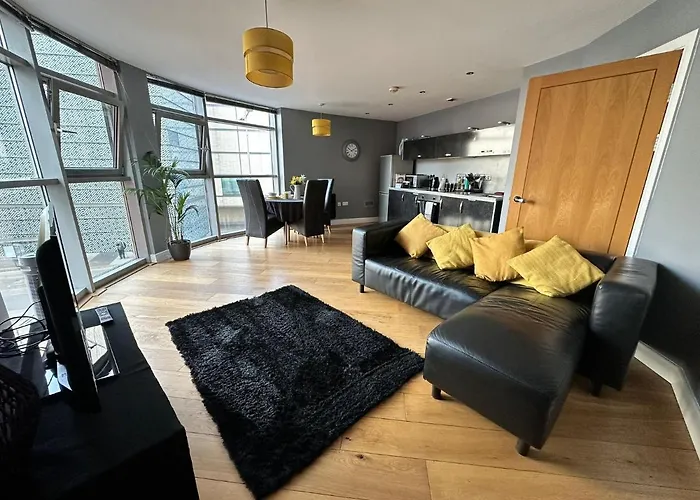 Fantastic And Modern City Centre Flat With Free Parking!