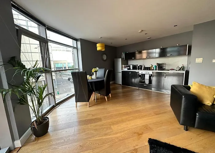 Fantastic And Modern City Centre Flat With Free Parking!